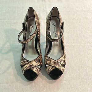 Beverly Feldman Women’s Heels w/ Criss Cross Snake skin design Size 9 Like new